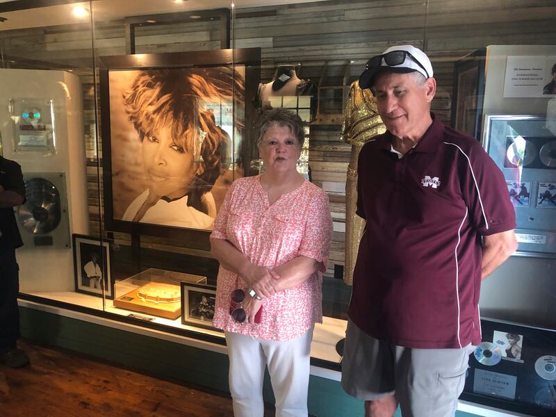 Sherry y Tom Raggett hablan con un reportero dentro del Museo Tina Turner en la escuela Flagg Grove en The West Tennessee Delta Heritage Center.