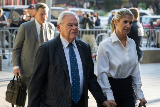 Senador Bob Menéndez se declara inocente de aceptar sobornos
