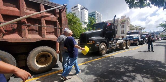 Generan congestión vehicular: Camioneros bloquean la Roosevelt cerca del Cuartel General