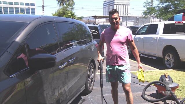 Alex DJ pierde reto y cumple con lavarle la guagua a Alexandra Fuentes