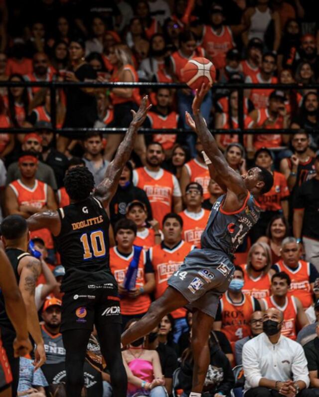 Atléticos vienen de atrás para empatar la serie frente a los Vaqueros