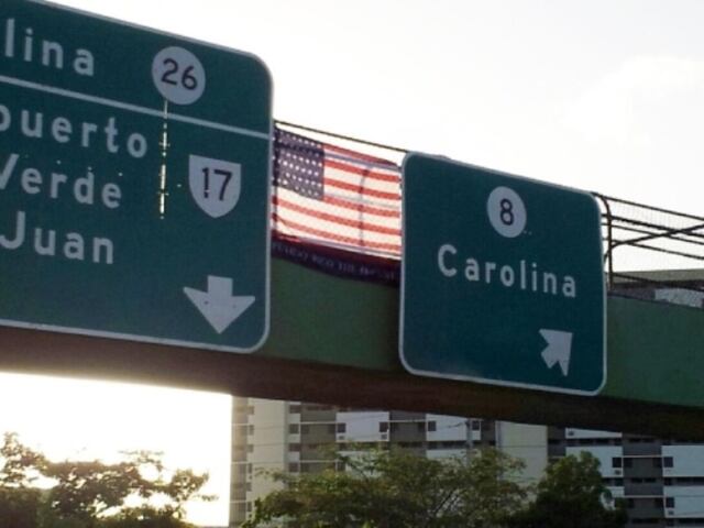 Conmemoran Día de la Bandera de EE.UU. con despliegue de enseñas con 51 estrellas
