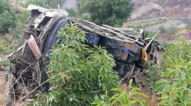 Mueren 24 luego que autobús cayera por precipicio en Perú