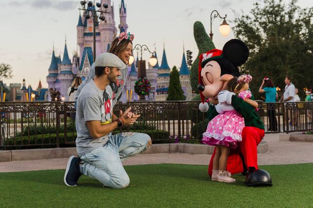 Alaïa esparce ternura con abrazo a Mickey Mouse