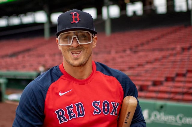 “Kike” Hernández se equivoca de “dugout” y entra al de los Red Sox
