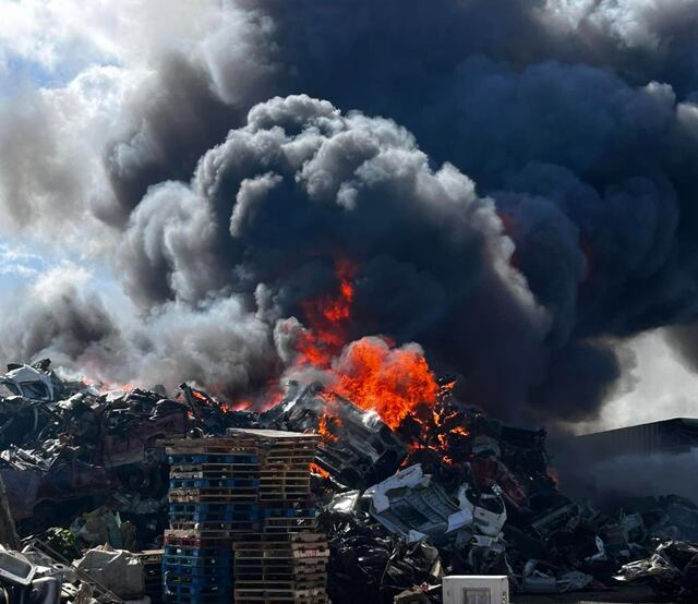 Cierran carretera PR-482 en Quebradillas por fuego de grandes proporciones en planta de reciclaje