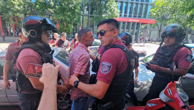 Detienen a hombre que lanzó una botella al nuevo presidente argentino