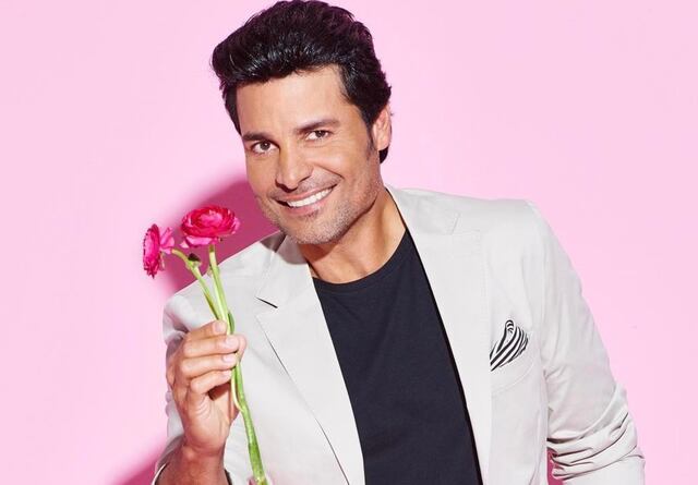 Más cerca del medio paquete Chayanne