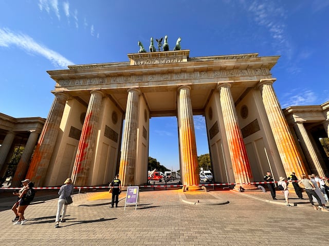 Activistas climáticos atacan con pintura la Puerta de Brandeburgo en Berlín