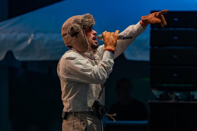 Como todo un fanático, Bad Bunny se goza el concierto de Residente