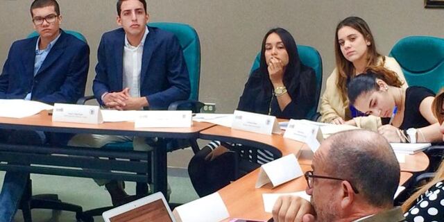 Universitarios presentan propuestas para atajar crisis fiscal