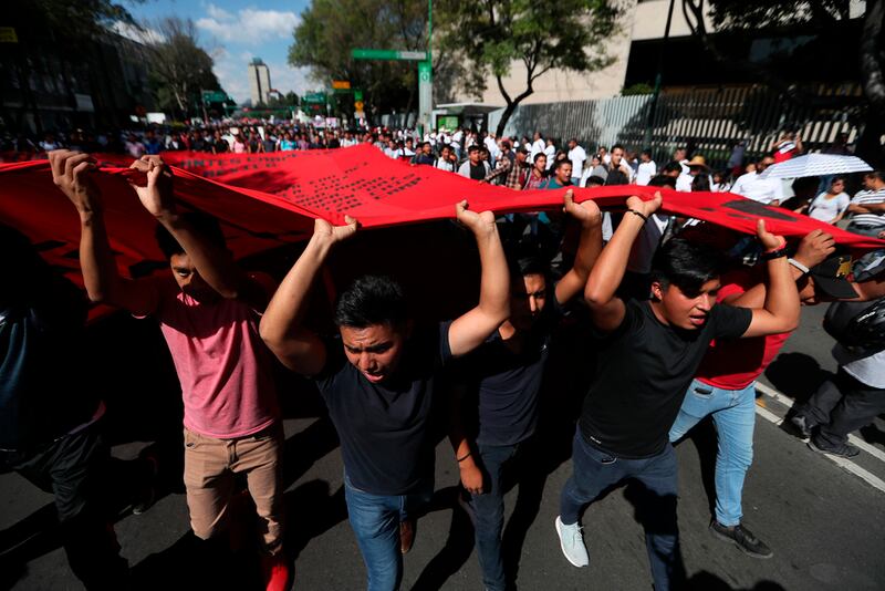 Manifestantes marchan en recuerdo de la masacre estudiantil de Tlatelolco en 1968, considerada parte de la represión en México, cuando el gobierno utilizó sus fuerzas para eliminar la oposición política, en la Ciudad de México, el 2 de octubre de 2019. (AP Foto/Fernando Llano)