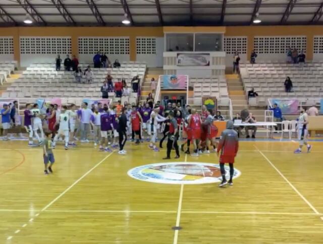 VIDEO: Se forma motín tras concluir juego de baloncesto en Adjuntas