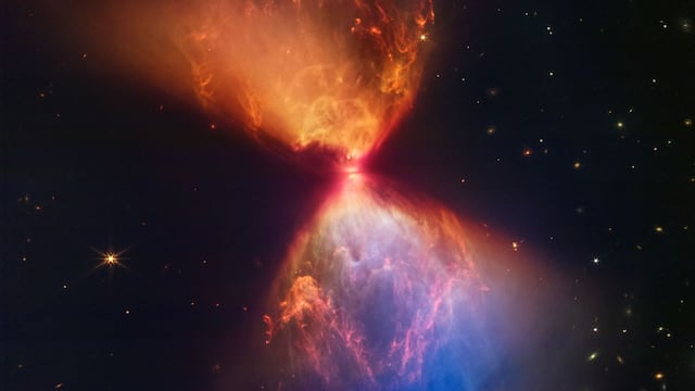 Captan imagen de reloj de arena cósmico desde el telescopio espacial James Webb