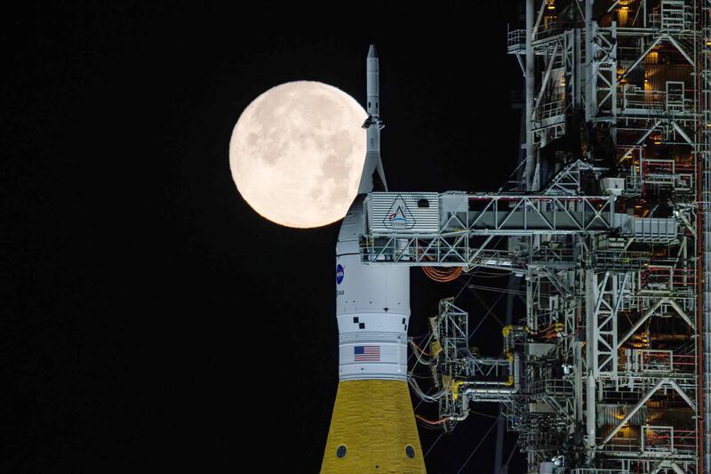 Fotografía cedida por la NASA que muestra el cohete del Sistema de Lanzamiento Espacial (SLS) y la nave espacial Orion (arriba) de la misión Artemis II instalados en las primeras horas del 1 de febrero de 2026 sobre la plataforma de lanzamiento móvil del Centro Espacial Kennedy de la NASA en Cabo Cañaveral, Florida (EE.UU.). EFE/Sam Lott/NASA