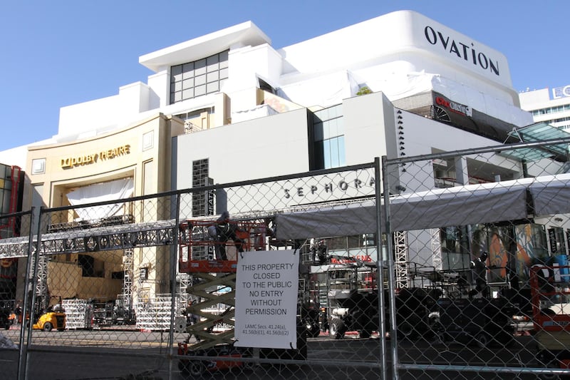 Obreros trabajan en el bulevar Hollywood, alrededor del Teatro Dolby en Los Ángeles, California.  