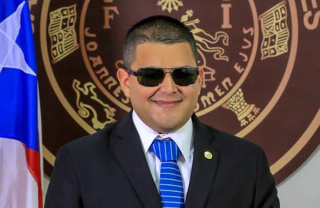 Ayudante de exrepresentante no vidente testifica que este sostuvo relaciones sexuales con empleadas en su oficina