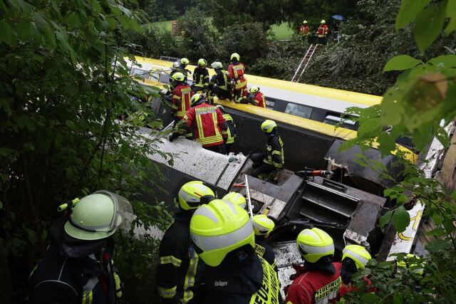 Reportan tres muertes tras descarrilamiento de tren de Alemania