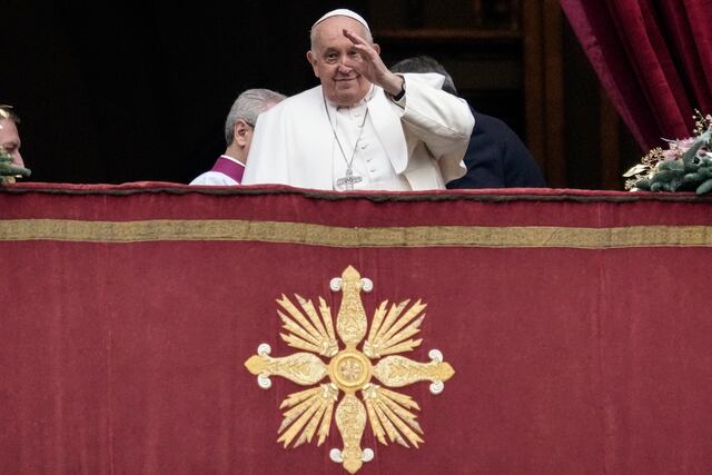Papa Francisco arremete contra la industria armamentística y pide paz para el mundo en Navidad