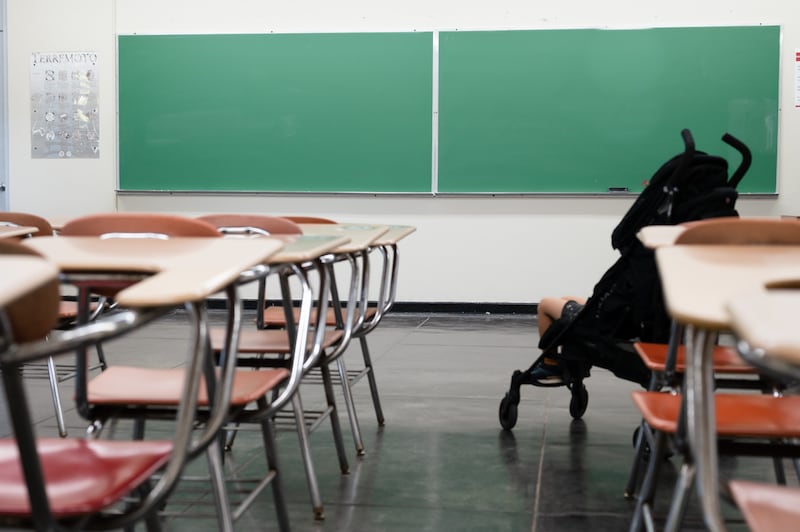 Una investigación de estudiantes de Trabajo Social de la UPR en Río Piedras mostró que estudiantes con hijos expresaron que en momentos sintieron un trato discriminatorio que consistió en que no se les considerara para oportunidades académicas extracurriculares, como participación en investigaciones y actividades de campo.