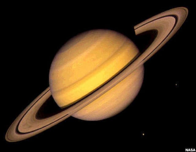 Astrónomo capta con su telescopio imagen de Saturno y cinco de sus lunas