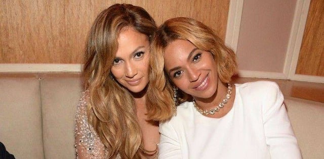 ¡Duelo de divas! Jennifer Lopez reta a Beyoncé con un ceñido mini vestido en cuero salmón