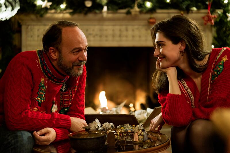 Odio il Natale. (L to R) Massimo Rigo as Pietro, Pilar Fogliati as Gianna in episode 101 of Odio il Natale. Cr. Erika Kuenka/Netflix © 2022