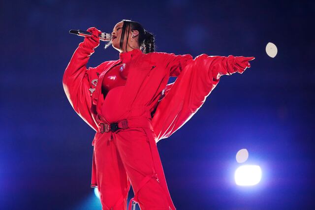 Rihanna posa con su hijo para la portada de ‘British Vogue’