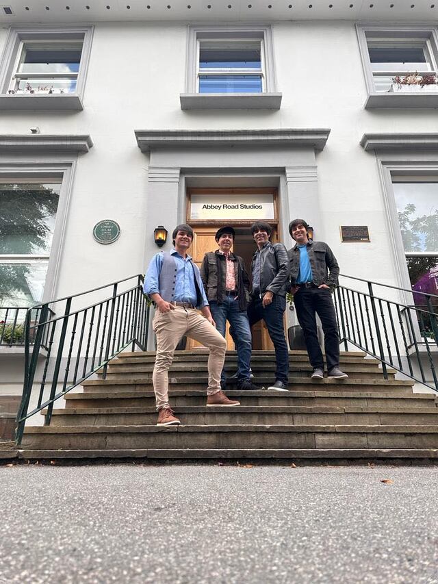 Grupo The Jukebox Beatles planta bandera boricua en Inglaterra