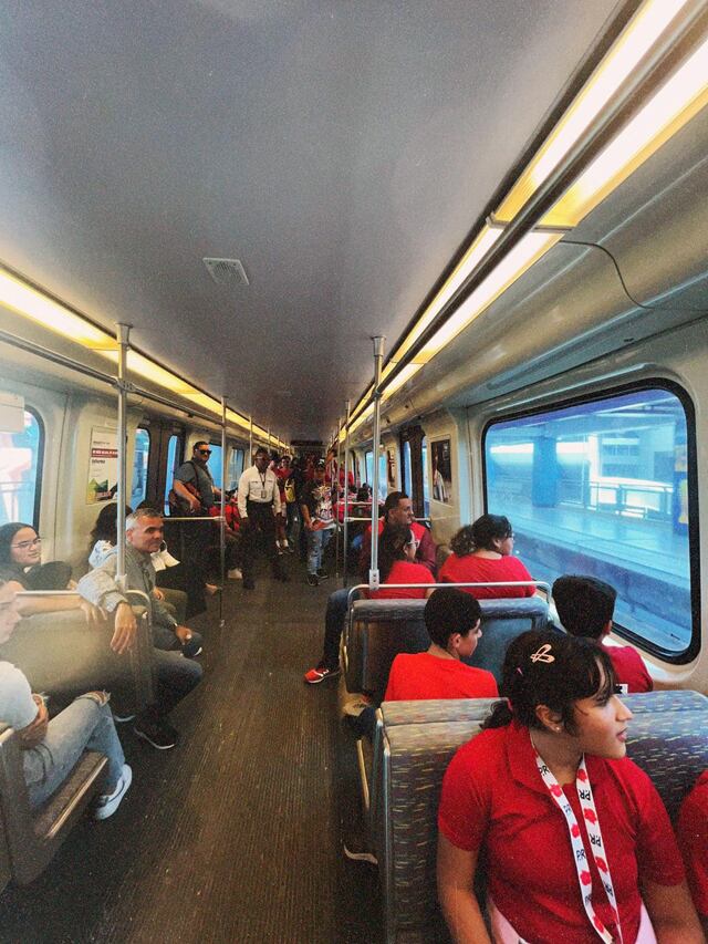Jóvenes de Sabana Grande se montan por primera vez en el Tren Urbano