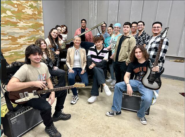 Brenda Hopkins lleva su arte a beneficio de estudiantes de música