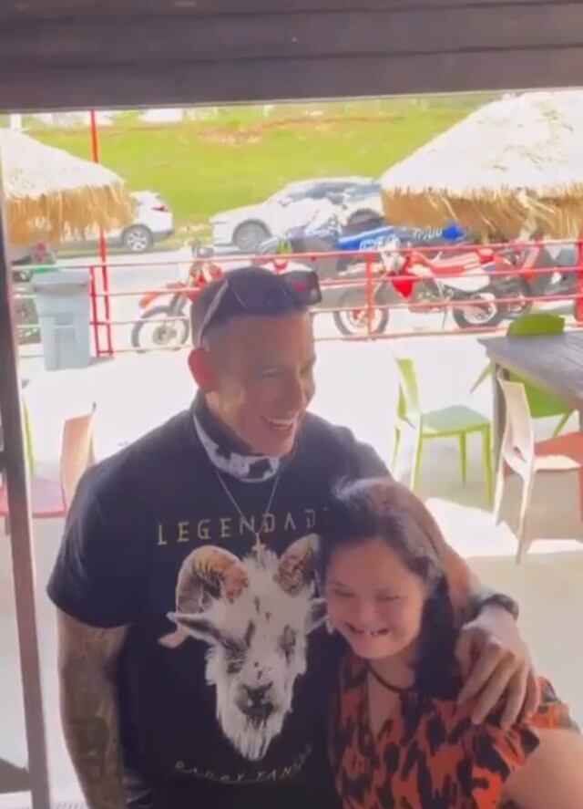 DY comparte con fanáticos en chinchorreo