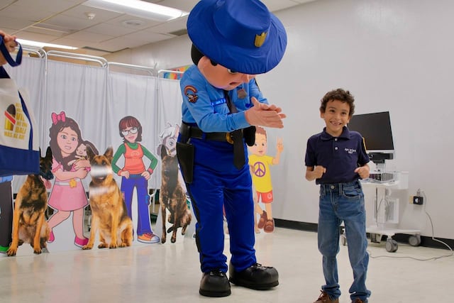 Niño de siete años cumple su sueño de ser policía por un día