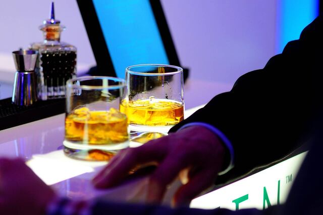 Consumir alcohol aumenta la probabilidad de padecer alzheimer, aseguran los expertos