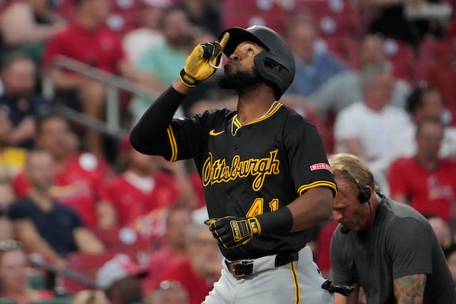 Dominicano Bryan De La Cruz firma contrato de un año con los Braves