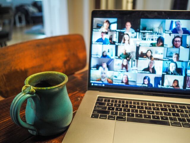 Ahora Google Meet permite reuniones en inglés con subtítulos en español