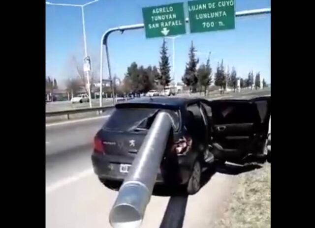 ¡Escaparon de milagro! La impresionante salvada de 5 argentinos cuando un tubo de acero se incrustó en un auto