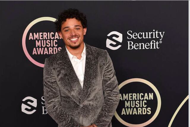 Anthony Ramos se divierte interpretando a  una piraña