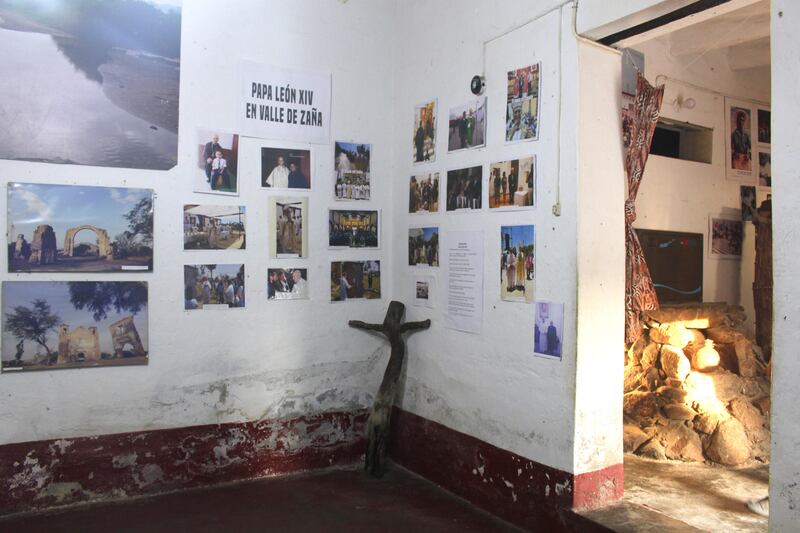 Exposición en homenaje al papa en su época como obispo de Chiclayo en el museo afroperuano de Zaña, Perú. EFE/ Paula Bayarte