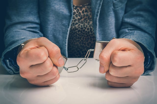 Arrestan a mujer acusada de preparar matrimonios falsos para indocumentados