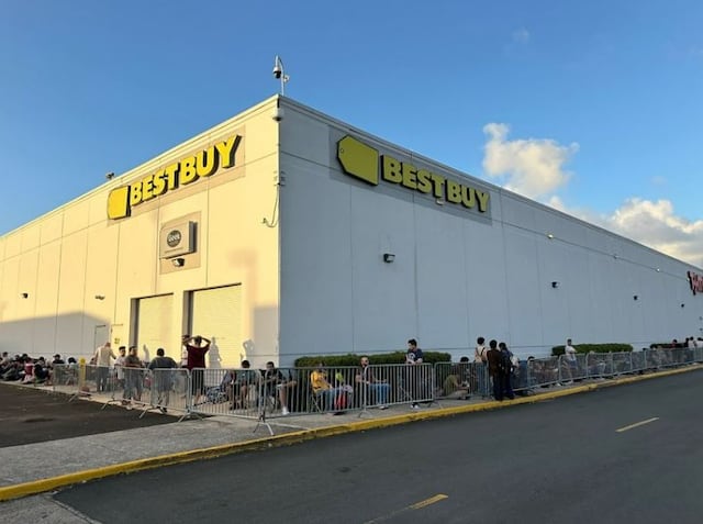 Cientos hacen fila para comprar el Nintendo Switch 2