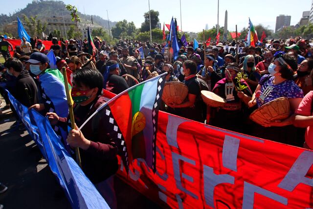 Encapuchados se enfrentan a la policía en medio de marcha indígena en Chile