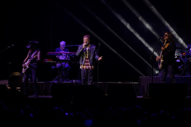 Jarabe de Palo y Pedro Capó rinden tributo a Pau Donés durante concierto