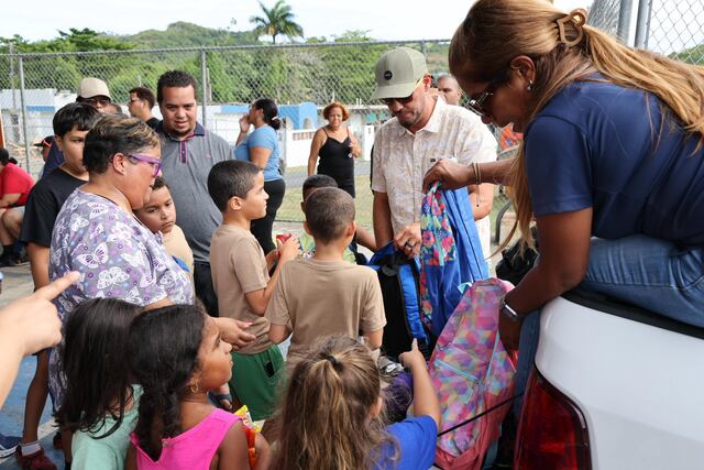 Entregan mochilas y materiales escolares a estudiantes en Fajardo