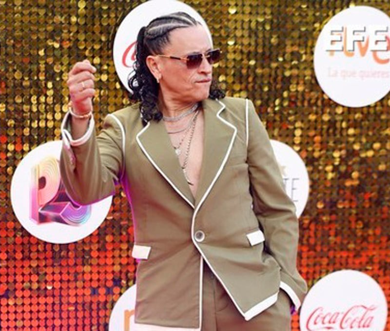 El cantante Elvis Crespo a su llegada a la alfombra roja de la gala de entrega de la vigésimo tercera edición de los Premios Juventud. EFE/ Jorge Zapata