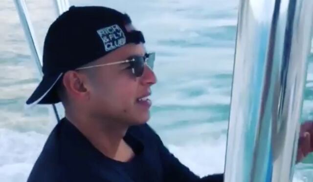 Daddy Yankee pasea en bote con "Dura"