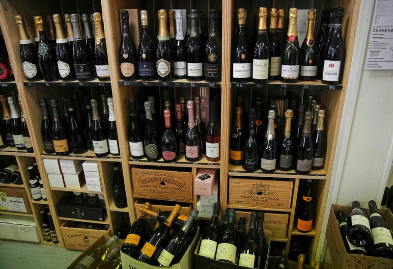 Botellas de champán se venden en una tienda de vinos, mientras el presidente Donald Trump amenaza con imponer un arancel del 200 % al vino, el champán y las bebidas espirituosas europeas si la Unión Europea sigue adelante con el arancel previsto para el whisky estadounidense, el jueves 13 de marzo de 2025 en Ville d'Avray, a las afueras de París. (Foto AP/Christophe Ena)