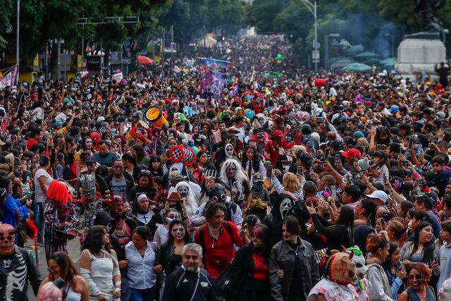 “Zombis solidarios” se movilizan en Ciudad de México para ayudar a familias necesitadas