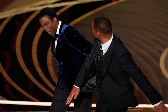 Will Smith gana Oscar al “mejor actor” y se disculpa por pelea con Chris Rock