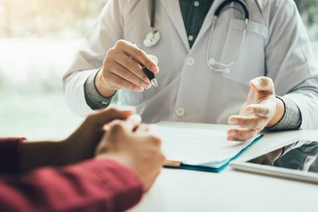 Compromiso con el médico joven
